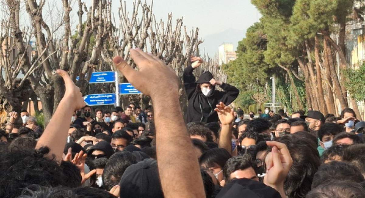 صدور احکام اخراج ۶ نفر از هتاکان به پرچم ایران از دانشگاه شریف صدور احکام اخراج ۶ نفر از هتاکان به پرچم ایران از دانشگاه شریف
